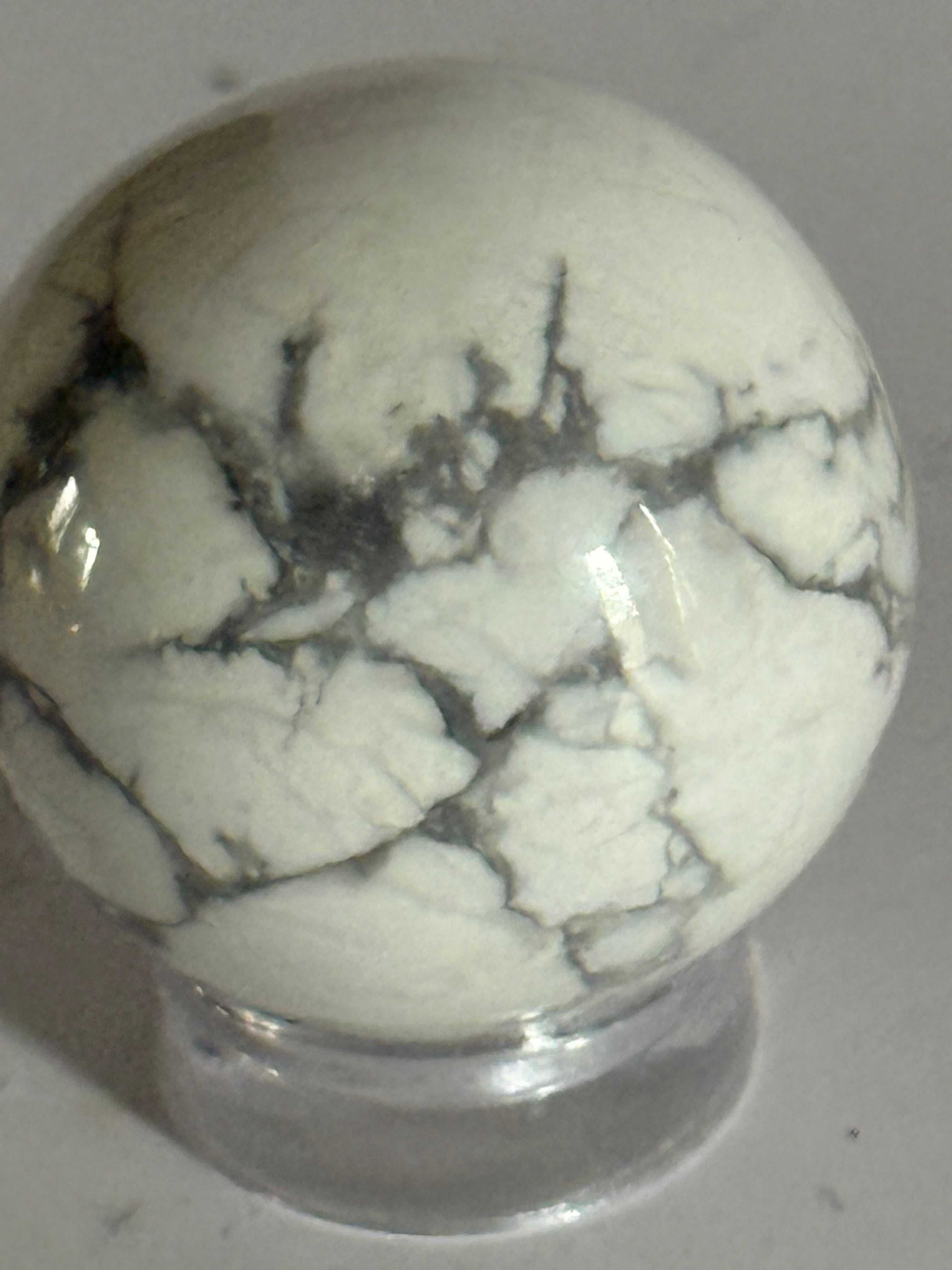 Howlite Sphere -25 mm